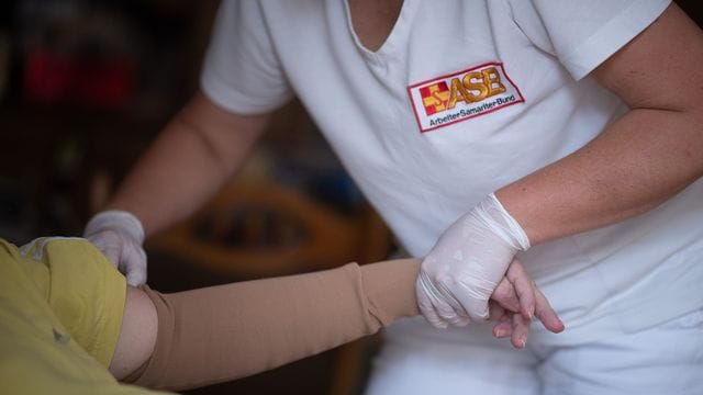 Nach langem Streit hat die große Koalition noch eine Pflegereform mit einer besseren Bezahlung von Pflegekräften auf den Weg gebracht. Nach langem Streit hat die große Koalition noch eine Pflegereform mit einer besseren Bezahlung von Pflegekräften auf den Weg gebracht.