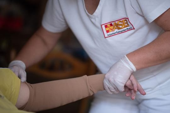Nach langem Streit hat die große Koalition noch eine Pflegereform mit einer besseren Bezahlung von Pflegekräften auf den Weg gebracht.