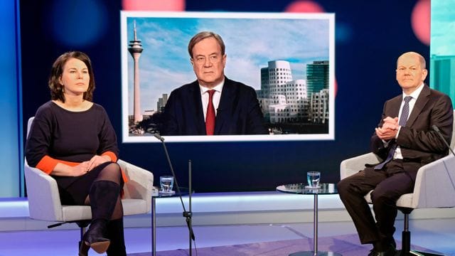 In der Kanzlerfrage liegt Grünen-Chefin Annalena Baerbock weiter vorn, ihr Vorsprung vor Armin Laschet und Olaf Scholz ist aber geschrumpft. In der Kanzlerfrage liegt Grünen-Chefin Annalena Baerbock weiter vorn, ihr Vorsprung vor Armin Laschet und Olaf Scholz ist aber geschrumpft.