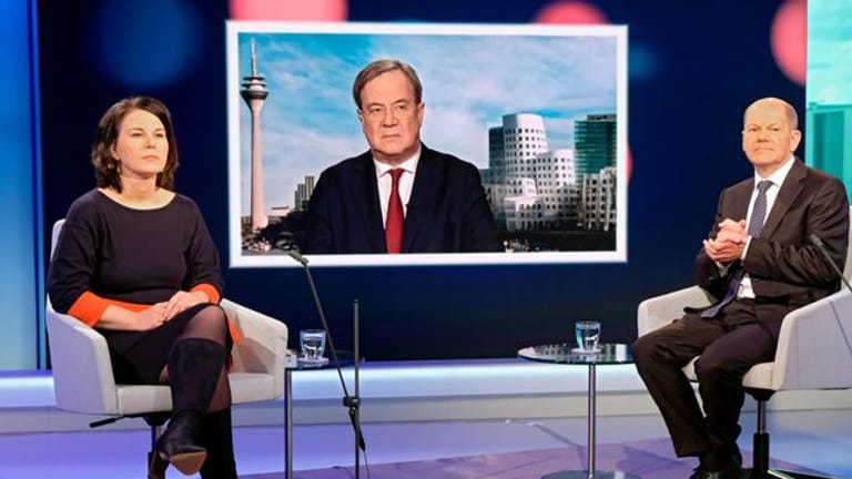 In der Kanzlerfrage liegt Grünen-Chefin Annalena Baerbock weiter vorn, ihr Vorsprung vor Armin Laschet und Olaf Scholz ist aber geschrumpft.