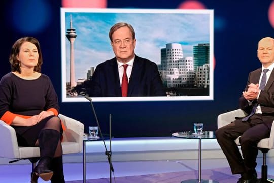 In der Kanzlerfrage liegt Grünen-Chefin Annalena Baerbock weiter vorn, ihr Vorsprung vor Armin Laschet und Olaf Scholz ist aber geschrumpft.