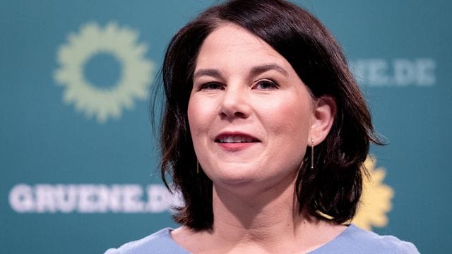 "Was ihre Auffassungsgabe und Interesse betrifft, erinnert sie mich sehr an unsere heutige Bundeskanzlerin", sagt Ex-Siemens-Chef Joe Kaeser über die grüne Kanzlerkandidatin Annalena Baerbock. "Was ihre Auffassungsgabe und Interesse betrifft, erinnert sie mich sehr an unsere heutige Bundeskanzlerin", sagt Ex-Siemens-Chef Joe Kaeser über die grüne Kanzlerkandidatin Annalena Baerbock.