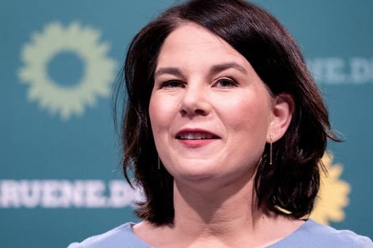 "Was ihre Auffassungsgabe und Interesse betrifft, erinnert sie mich sehr an unsere heutige Bundeskanzlerin", sagt Ex-Siemens-Chef Joe Kaeser über die grüne Kanzlerkandidatin Annalena Baerbock.