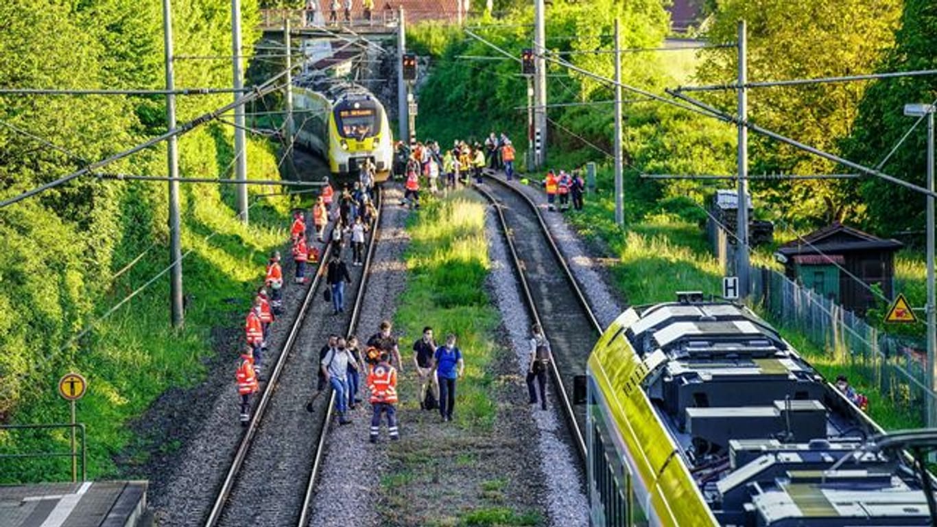 Passagiere verlassen den Zug nach dem Unglück in Oppenweiler.