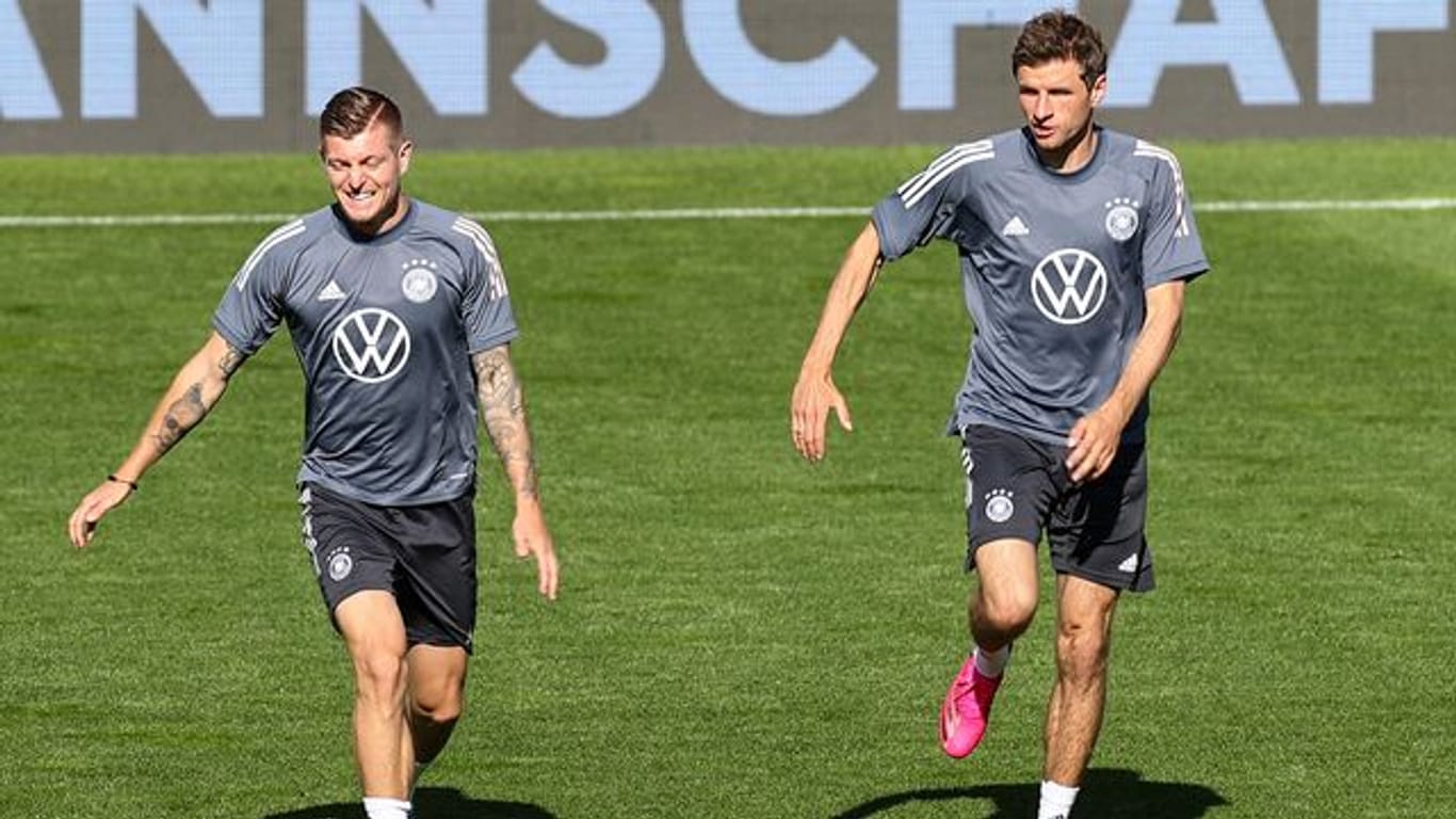 Toni Kroos (l) und Thomas Müller beim Training der Nationalmannschaft in Seefeld.
