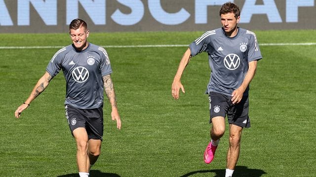 Toni Kroos (l) und Thomas Müller beim Training der Nationalmannschaft in Seefeld. Toni Kroos (l) und Thomas Müller beim Training der Nationalmannschaft in Seefeld.