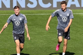 Toni Kroos (l) und Thomas Müller beim Training der Nationalmannschaft in Seefeld.