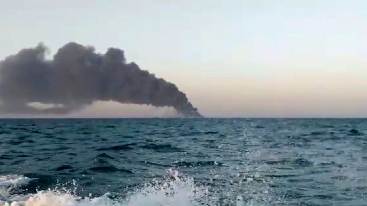 Standbild aus einem Video: Schwarzer Rauch steigt von dem iranischen Marine-Unterstützungsschiff "Charg" im Golf von Oman auf.