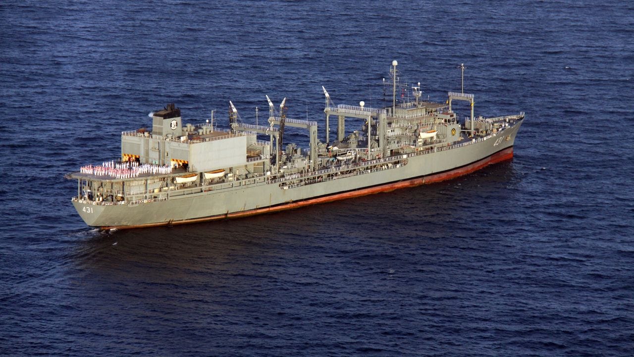 Das größte Kriegsschiff der iranischen Marine, die "Charg", ist im Golf von Oman unter unklaren Umständen gesunken.
