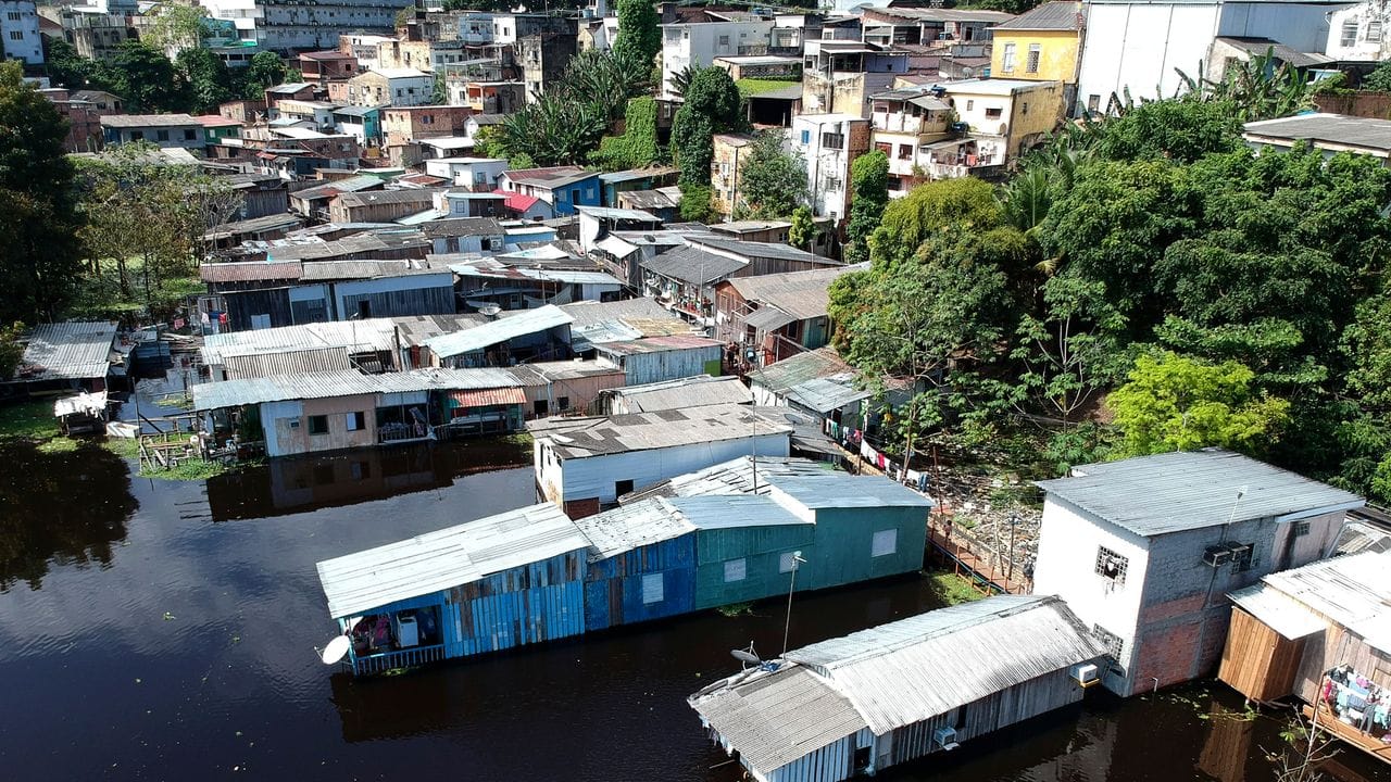 Häuser in Manaus, die vom Wasser des Flusses Negro überflutet wurden.