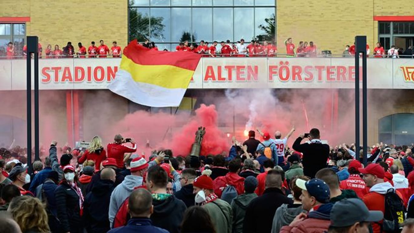 Fans von Union Berlin feierten vor dem Stadion mit der Mannschaft.