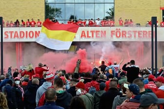 Fans von Union Berlin feierten vor dem Stadion mit der Mannschaft.