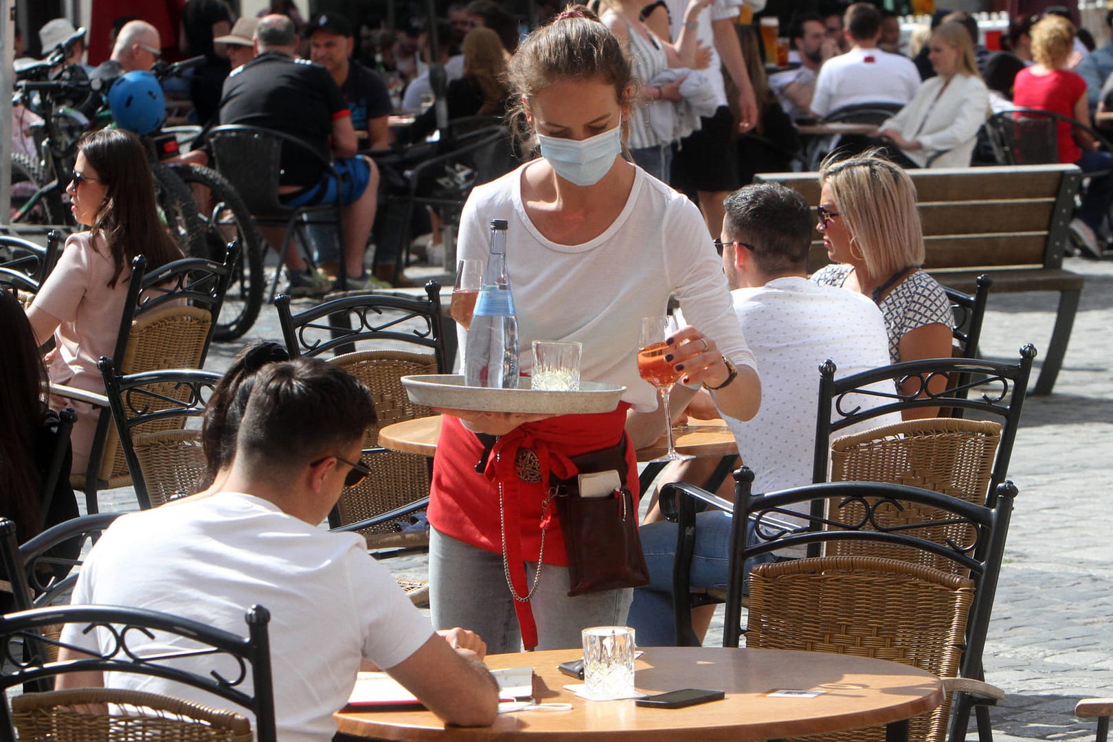 Außengastronomie in Heidelberg: In allen Bundesländern sind die Corona-Inzidenzen soweit gesunken, dass Gastronomie und Freizeiteinrichtungen wieder öffnen.