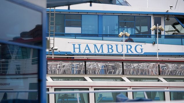 Unter Hygieneauflagen werden in Hamburg Hafenrundfahrten wieder erlaubt. Unter Hygieneauflagen werden in Hamburg Hafenrundfahrten wieder erlaubt.