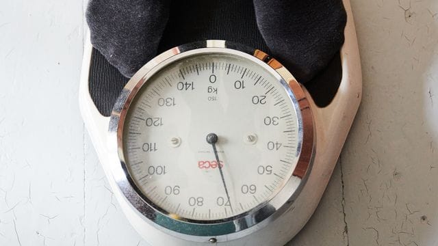 Zu viele Pfunde auf der Waage: Während des Lockdowns haben sich viele schlecht ernährt und zu wenig bewegt. Zu viele Pfunde auf der Waage: Während des Lockdowns haben sich viele schlecht ernährt und zu wenig bewegt.