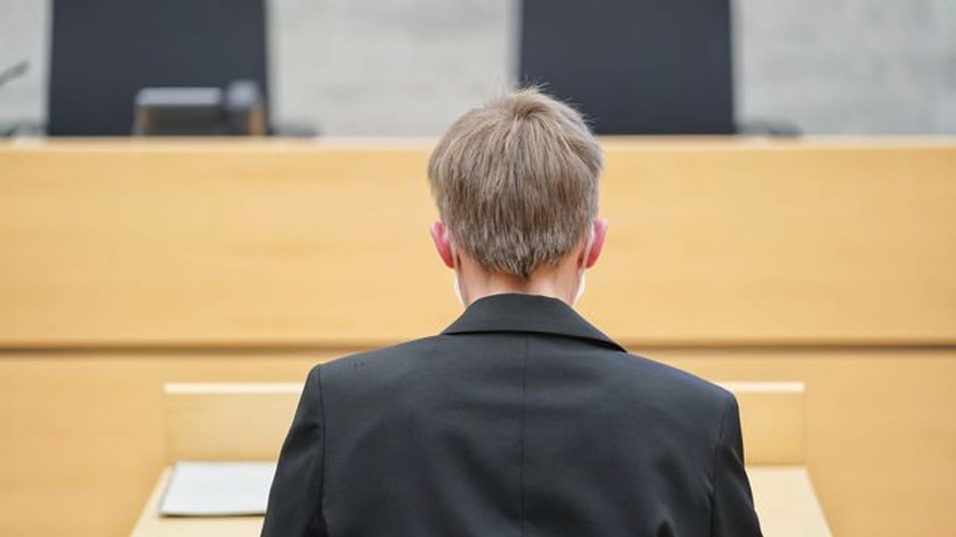 Die angeklagte Ordensschwester sitzt vor Prozessbeginn im Amtsgericht Würzburg.