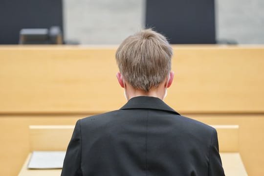 Die angeklagte Ordensschwester sitzt vor Prozessbeginn im Amtsgericht Würzburg.