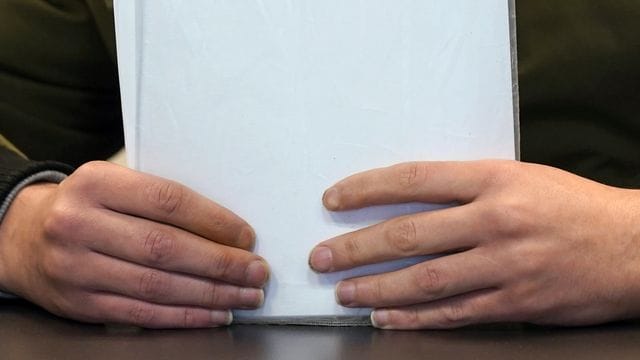Einer der Angeklagten sitzt im Sitzungssaal des Amtsgerichts Hamburg-St. Einer der Angeklagten sitzt im Sitzungssaal des Amtsgerichts Hamburg-St.