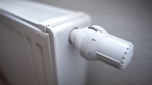 Die Bundesregierung hatte sich nach langem Ringen in ihrem "Klimapakt" Mitte Mai auf den Kompromiss geeinigt, dass die Kosten des CO2-Preises hälftig von Mietern und Vermietern getragen werden. Die Bundesregierung hatte sich nach langem Ringen in ihrem "Klimapakt" Mitte Mai auf den Kompromiss geeinigt, dass die Kosten des CO2-Preises hälftig von Mietern und Vermietern getragen werden.