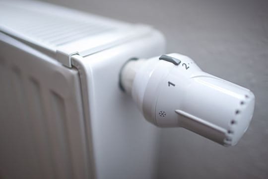 Die Bundesregierung hatte sich nach langem Ringen in ihrem "Klimapakt" Mitte Mai auf den Kompromiss geeinigt, dass die Kosten des CO2-Preises hälftig von Mietern und Vermietern getragen werden.