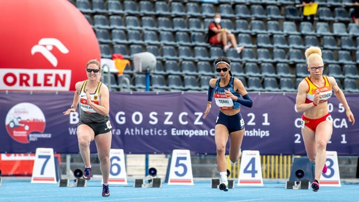 Janne Sophie Engeleiter (l) holte in der Klasse der Sehbehinderten Bronze.