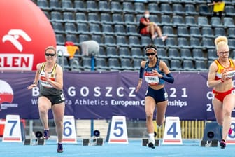 Janne Sophie Engeleiter (l) holte in der Klasse der Sehbehinderten Bronze.