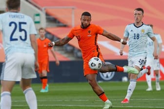 Memphis Depay (M) trifft im Test gegen Schottland für die Niederlande.