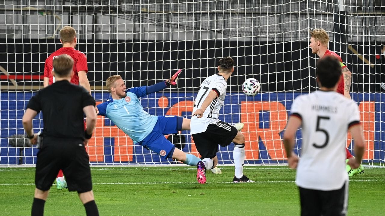 Florian Neuhaus (M/17) trifft zum 1:0 gegen Dänemark. Florian Neuhaus (M/17) trifft zum 1:0 gegen Dänemark.