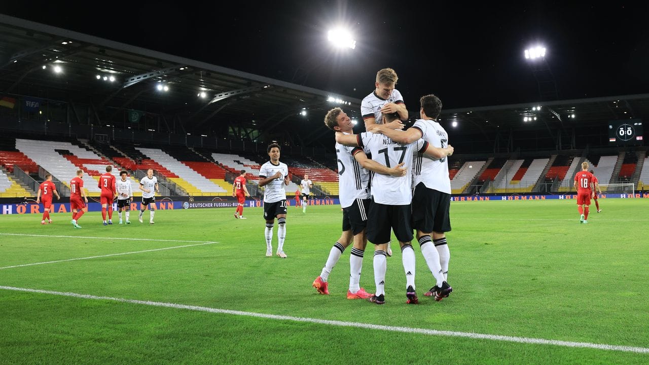 Die deutschen Spieler feiern das 1:0 gegen Dänemark. Die deutschen Spieler feiern das 1:0 gegen Dänemark.