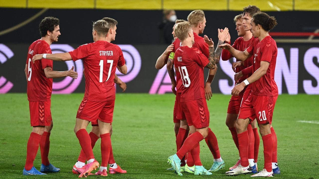 Die Spieler von Dänemark haben das 1:1 erzielt. Die Spieler von Dänemark haben das 1:1 erzielt.