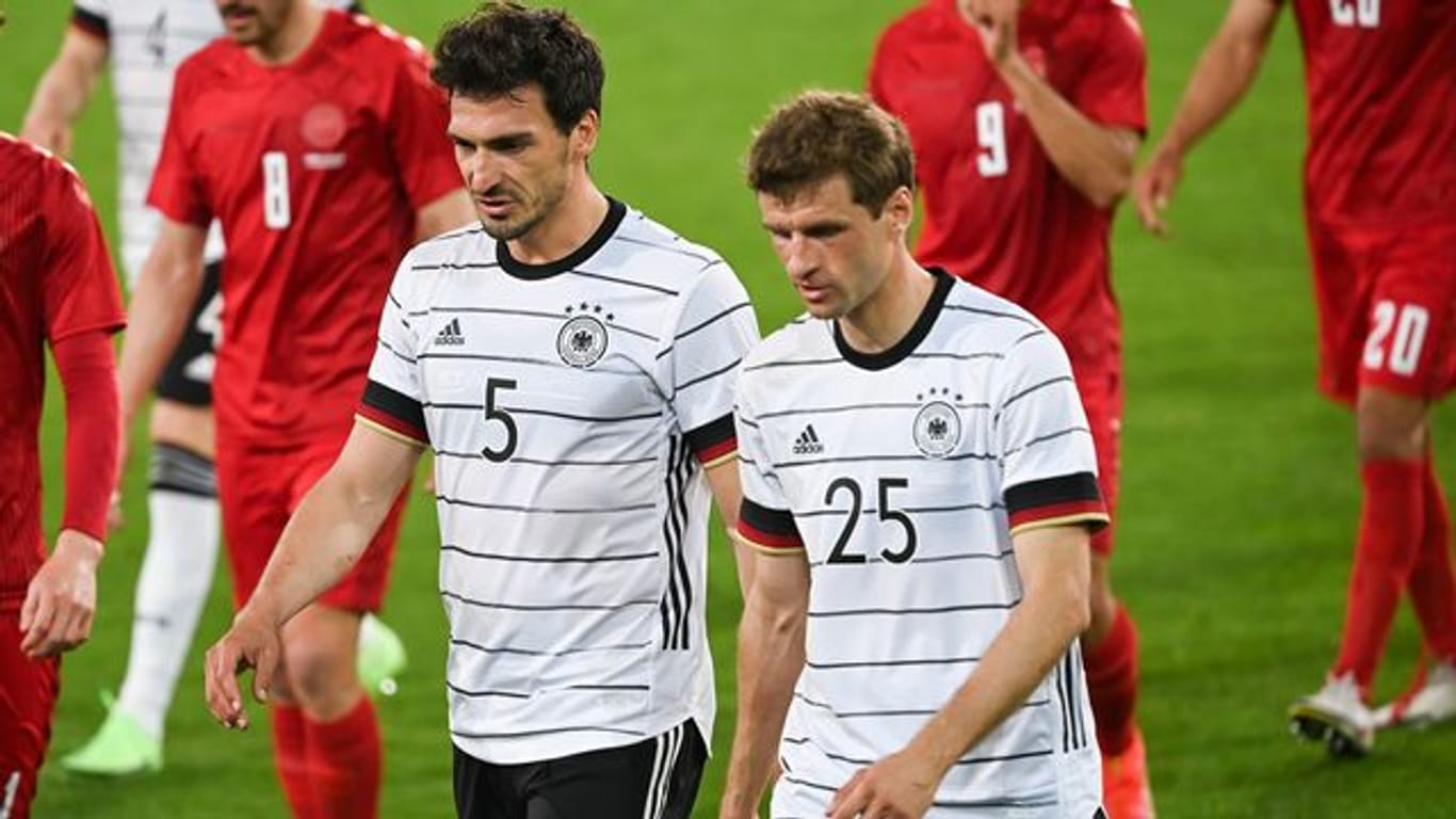 Comeback gegen Dänemark: Mats Hummels (l) und Thomas Müller gehen in die Halbzeitpause.