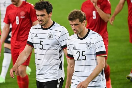 Comeback gegen Dänemark: Mats Hummels (l) und Thomas Müller gehen in die Halbzeitpause.