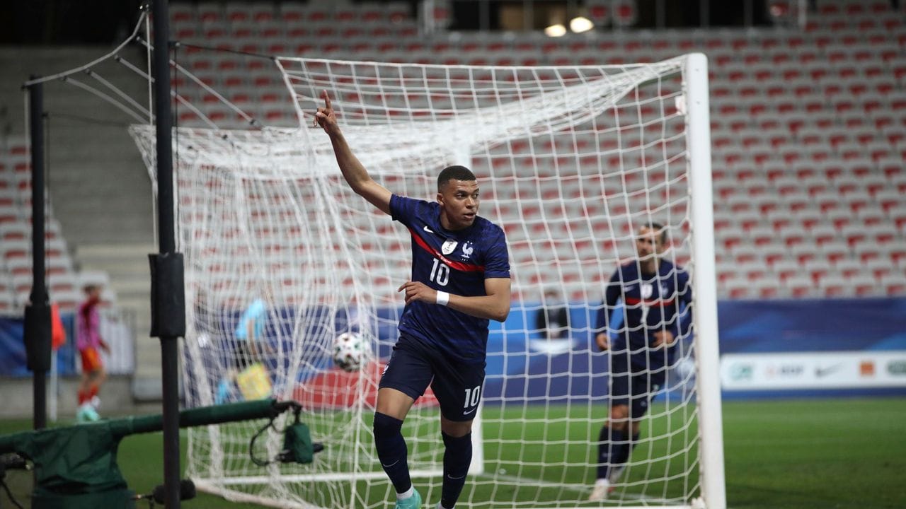 Frankreichs Kylian Mbappé jubelt nach dem Führungstreffer seiner Mannschaft. Frankreichs Kylian Mbappé jubelt nach dem Führungstreffer seiner Mannschaft.