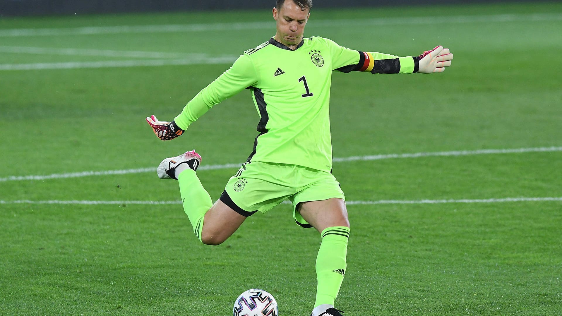 Manuel Neuer: Im 99. Länderspiel weitgehend beschäftigungslos und dann doch geschlagen. Note 3