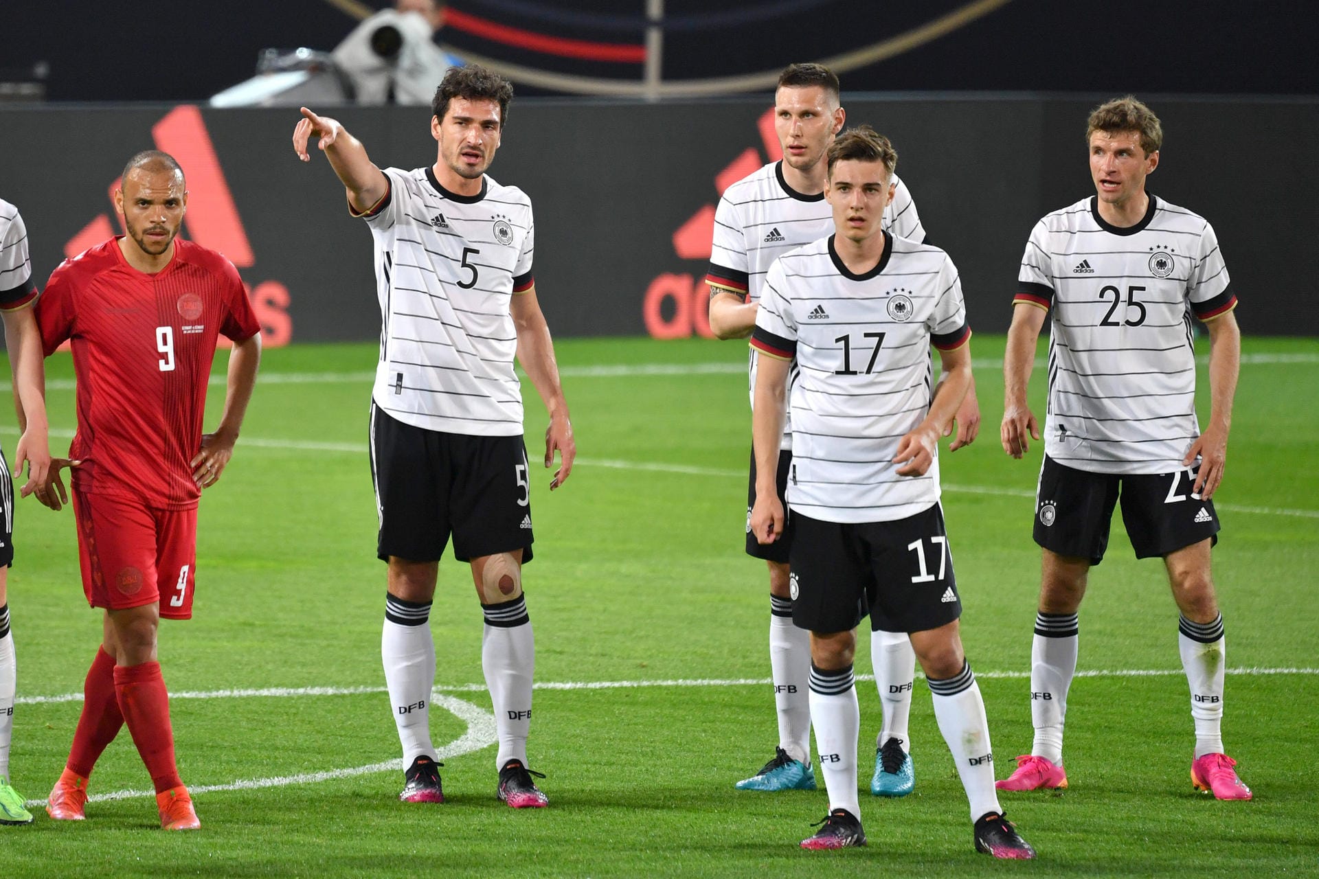 Die deutsche Nationalelf ist mit einem Remis gegen Dänemark in die EM-Vorbereitung gestartet. In Innsbruck hieß es trotz zahlreicher Chancen und zwei Aluminiumtreffern des DFB-Teams am Ende 1:1. Ein Rückkehrer spielte dabei wie in alten Zeiten. Auch ein Youngster überzeugte. Die t-online-Einzelkritik.