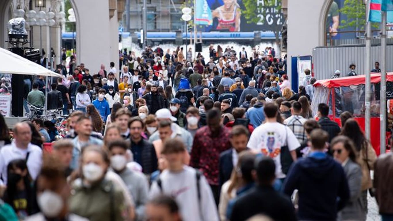 Menschen auf einer Fußgängerzone in München: Der Anteil der Corona-Varianten beträgt in Deutschland 2,1 Prozent.