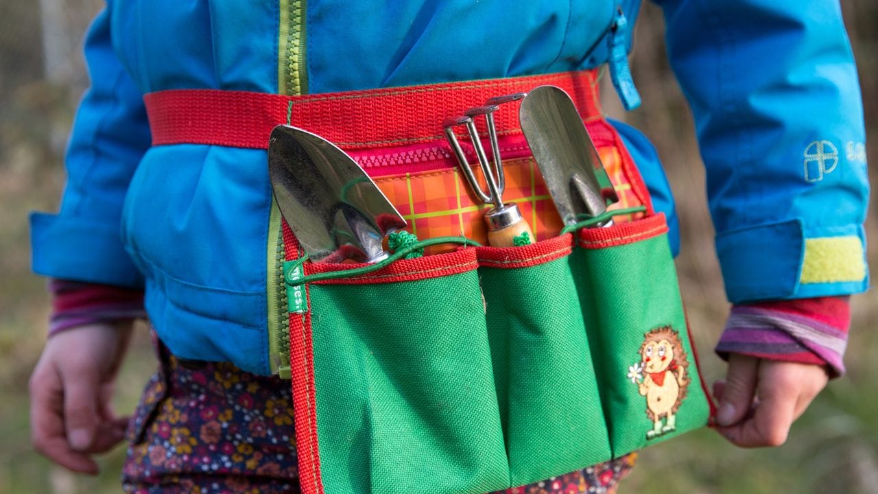 Damit kein Frust entsteht, sollte das Gartenwerkzeug für Kinder auch voll funktionsfähig sein.