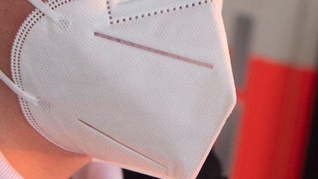 Noch gehört in vielen Bereichen das Tragen von FFP2-Masken zur Pflicht. Noch gehört in vielen Bereichen das Tragen von FFP2-Masken zur Pflicht.