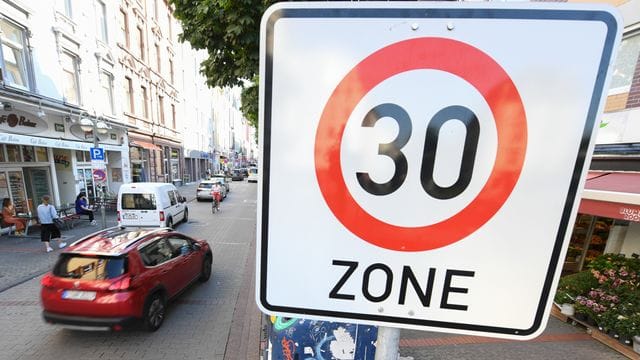 Ein Verkehrsschild im Frankfurter Stadtteil Bornheim weist auf eine Tempo 30-Zone hin. Ein Verkehrsschild im Frankfurter Stadtteil Bornheim weist auf eine Tempo 30-Zone hin.