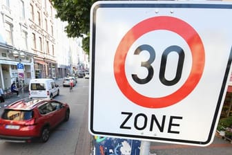 Ein Verkehrsschild im Frankfurter Stadtteil Bornheim weist auf eine Tempo 30-Zone hin.