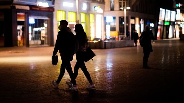Passanten am Abend in Hannover. Passanten am Abend in Hannover.
