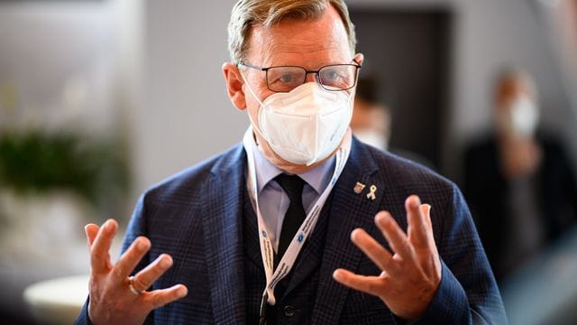 Bodo Ramelow im Gespräch mit Journalisten.