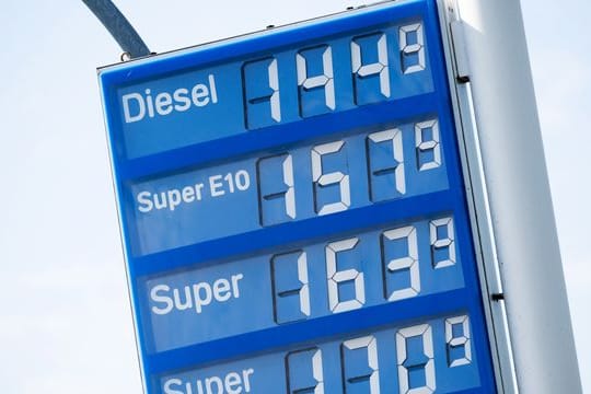 Eine Anzeigetafel an einer Tankstelle an der Autobahn A7 im Landkreis Heidekreis.