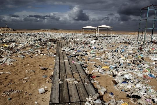 Plastikmüll liegt an einem Strand am Mittelmeer nördlich von Beirut.