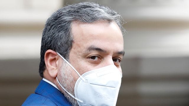 Abbas Araghchi verlässt das Grand Hotel Wien, in dem Gespräche zur Rettung des Atomabkommens mit dem Iran geführt werden. Abbas Araghchi verlässt das Grand Hotel Wien, in dem Gespräche zur Rettung des Atomabkommens mit dem Iran geführt werden.