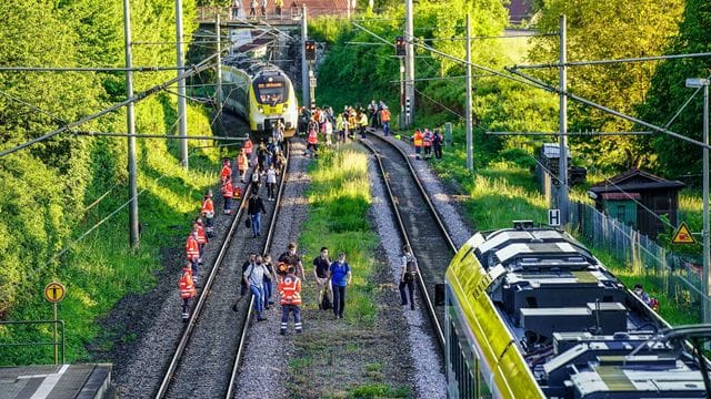 Rettungskräfte sichern die Unfallstelle in Oppenweiler.