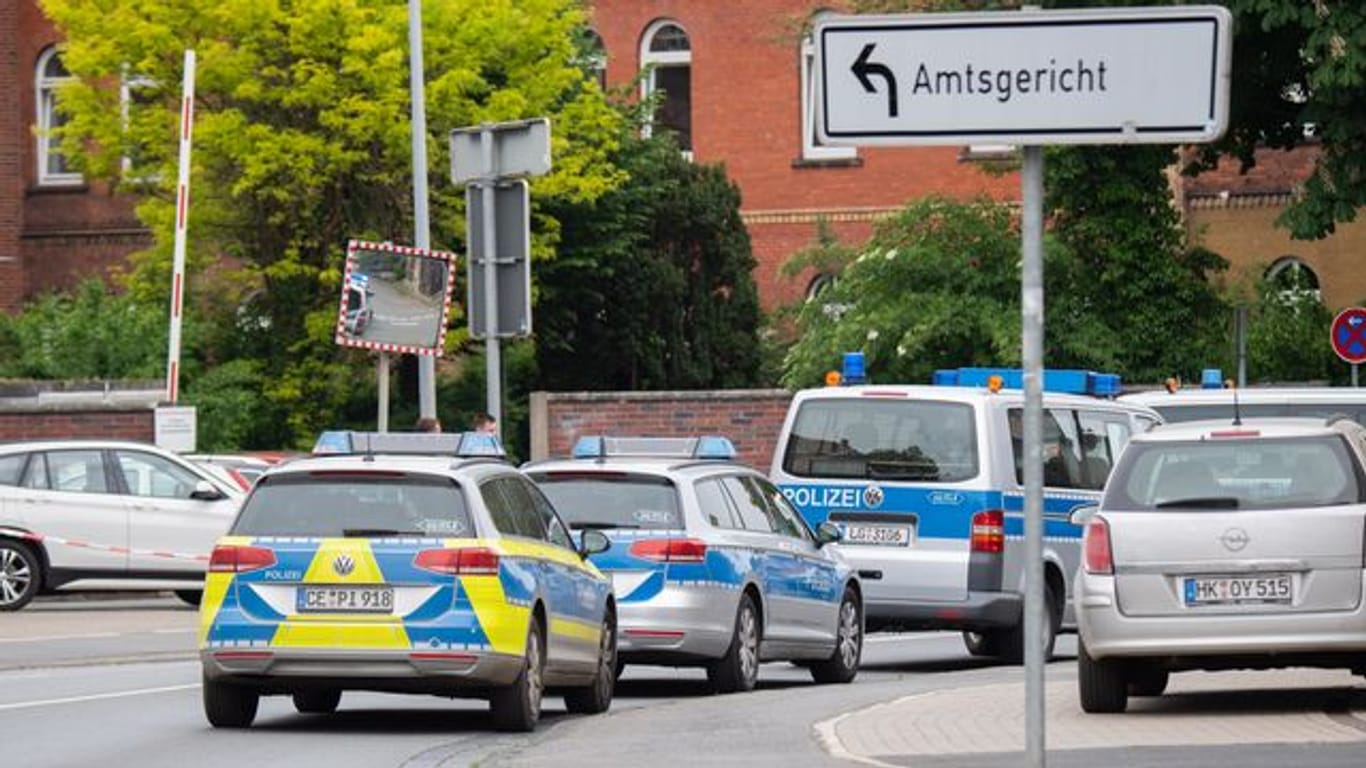 Polizeifahrzeuge versperren die Zufahrt zum Amtsgericht Celle.