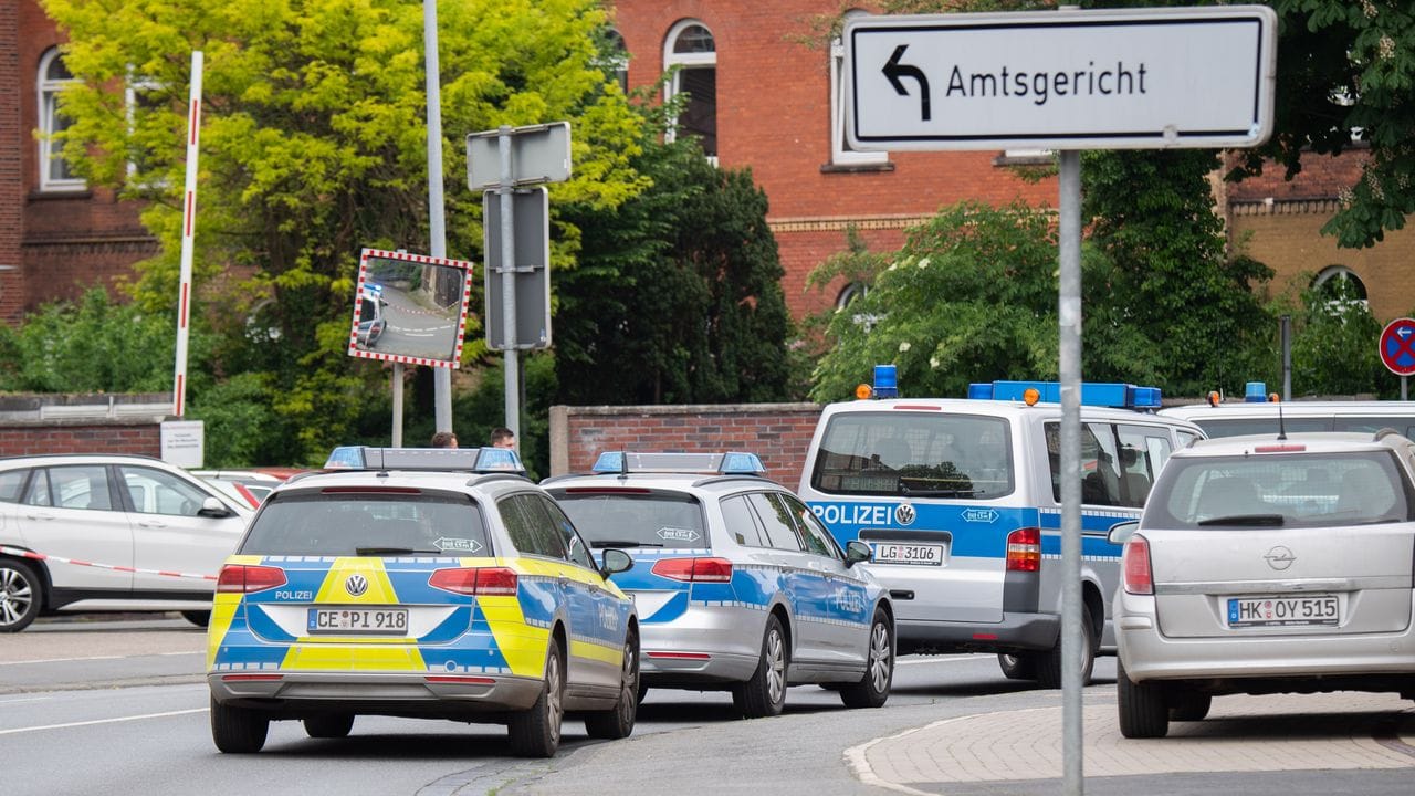 Polizeifahrzeuge versperren die Zufahrt zum Amtsgericht Celle. Polizeifahrzeuge versperren die Zufahrt zum Amtsgericht Celle.