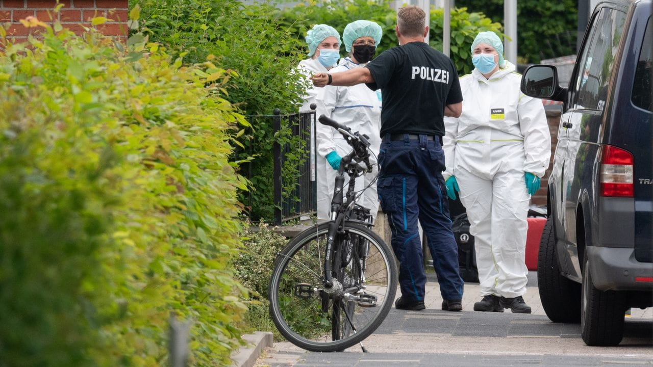 Mitarbeiter der Spurensicherung treffen ein. Mitarbeiter der Spurensicherung treffen ein.