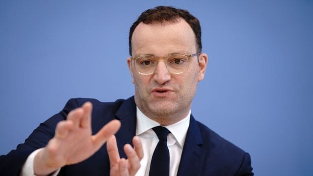 Jens Spahn sucht nach einer Lösung für die Nationalspieler, die aus England einreisen.